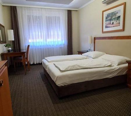 Korona Panzio Bed and Breakfast Hatvan Buitenkant foto