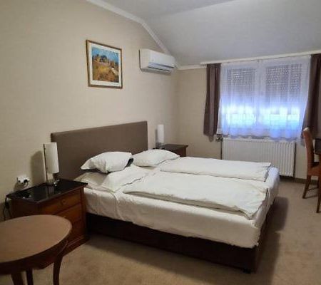 Korona Panzio Bed and Breakfast Hatvan Buitenkant foto