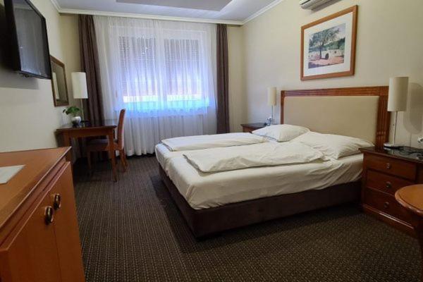 Korona Panzio Bed and Breakfast Hatvan Buitenkant foto